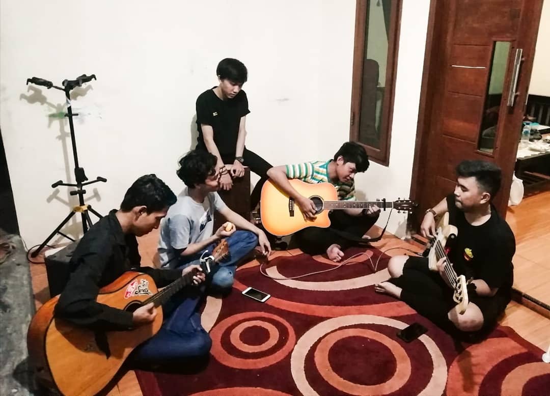 letterforme_JKT's tweet photo. 7th berkarya !!!
Alhamdulillah sampai saat ini kami masih tetap berdiri kokoh. Trimakasih buat kalian yang selalu support kami. Semoga kedepan nya kami bakal terus seperti ini. 🙏
Oia, Jangan lupa buat dengerin lagu lagu kami ya di Joox, Spotify &amp; iTunes https://t.co/IbgMpKVWPe