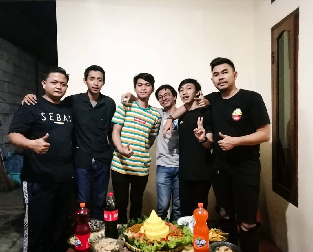 letterforme_JKT's tweet photo. 7th berkarya !!!
Alhamdulillah sampai saat ini kami masih tetap berdiri kokoh. Trimakasih buat kalian yang selalu support kami. Semoga kedepan nya kami bakal terus seperti ini. 🙏
Oia, Jangan lupa buat dengerin lagu lagu kami ya di Joox, Spotify &amp; iTunes https://t.co/IbgMpKVWPe