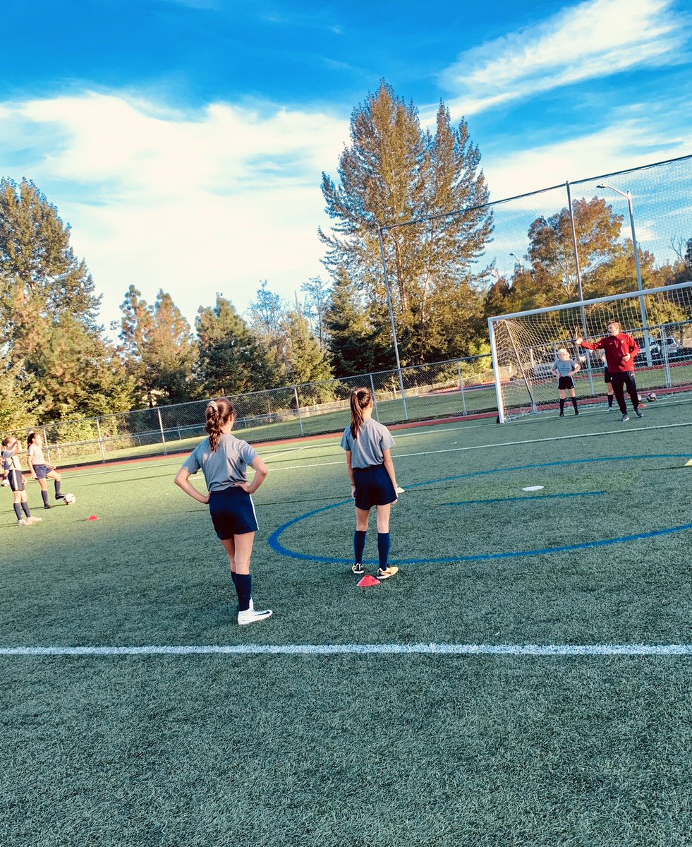 FC_Portland's tweet image. The weather finally cooperated last night ☀️ absolutely brilliant session by Alessio and Michele for our 2007 ECNL team; building out of the back! The girls loved it! 🙌💃🐺🐺
#fcportland #forzaportland #asroma #oregonsoccer #ecnl #nike