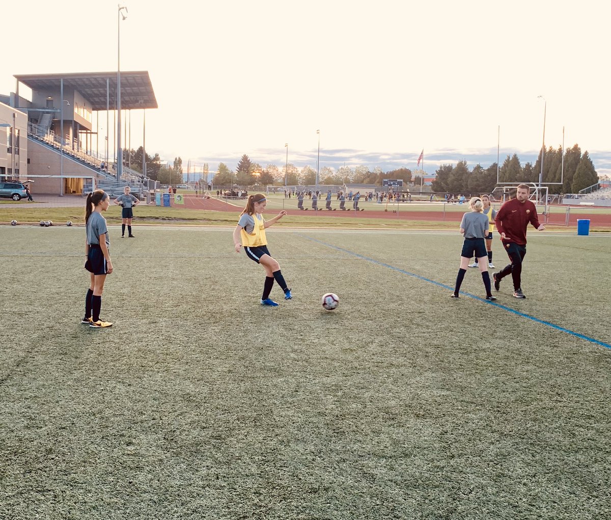 The weather finally cooperated last night ☀️ absolutely brilliant session by Alessio and Michele for our 2007 ECNL team; building out of the back! The girls loved it! 🙌💃🐺🐺
#fcportland #forzaportland #asroma #oregonsoccer #ecnl #nike