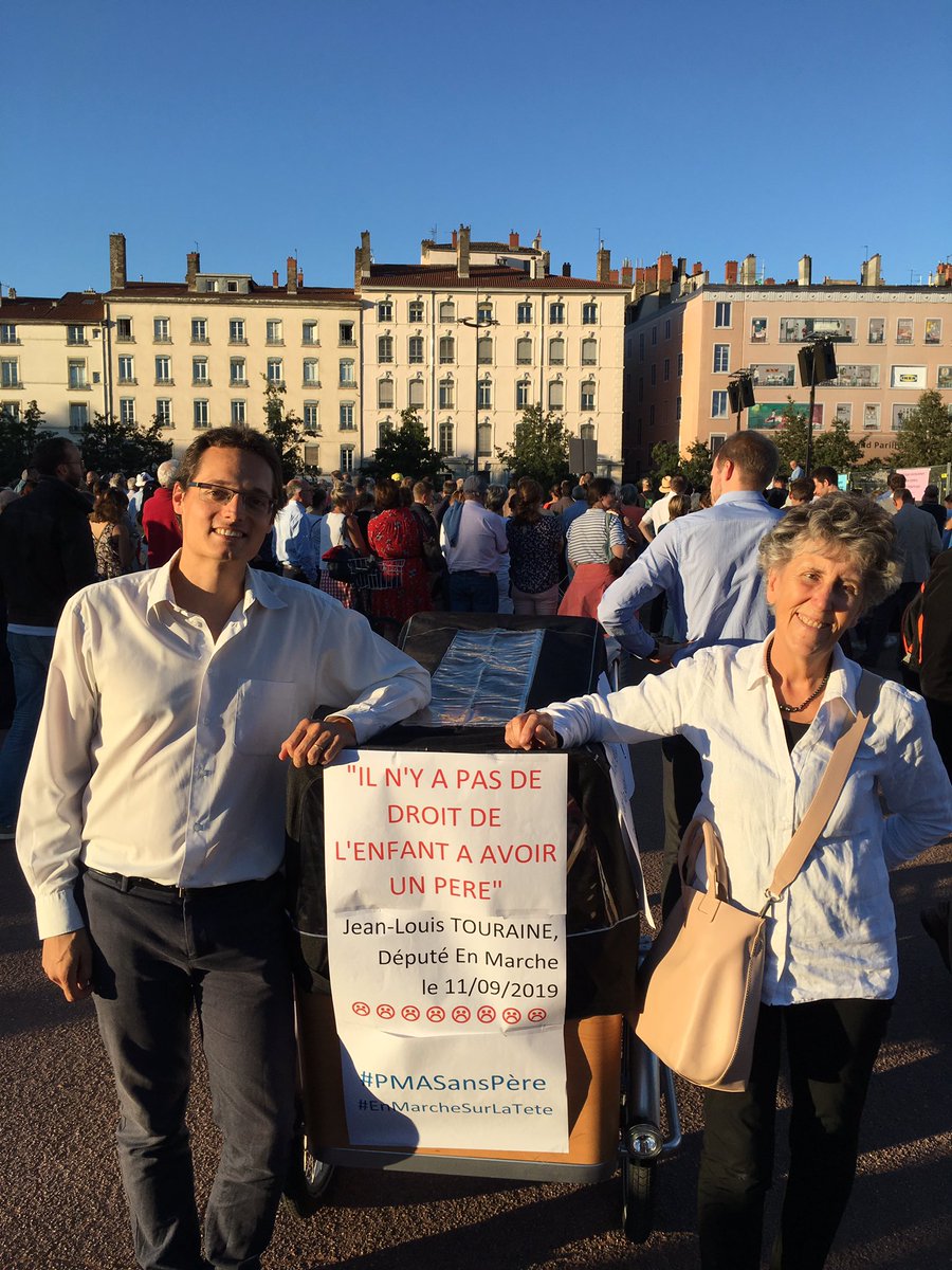 OlivierPIRRA's tweet photo. Présent avec Catherine BOLZE, conseillère régionale @le_pcd au rassemblement contre l’expansion de la #PMA à #Lyon. prochain rendez-vous le 6 octobre à Paris ! @LaManifPourTous https://t.co/ygnVHziJQj