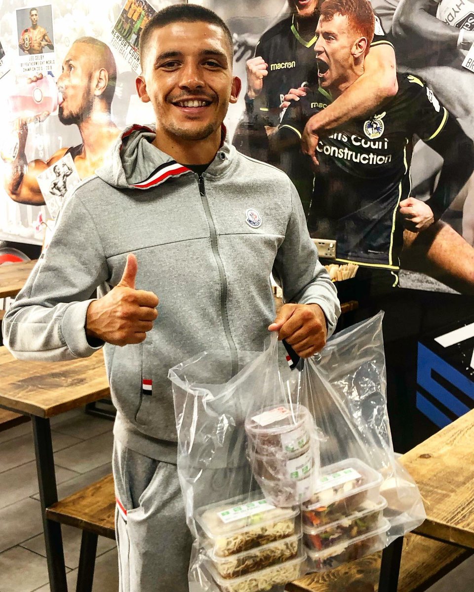 TheHealthHut1's tweet photo. Only 6 weeks left until @leeselby126 big fight at the O2 he not taking any chances with his nutrition.
Lee picked up his mealprep, get in touch for the meal prep info &amp; fuel like a champ🥊🤙🏻
Packages starting from just £50 👌🏼
Thanks @JBCNutrition for the tested protein 🙌🏻 https://t.co/ar7F9cOsGF
