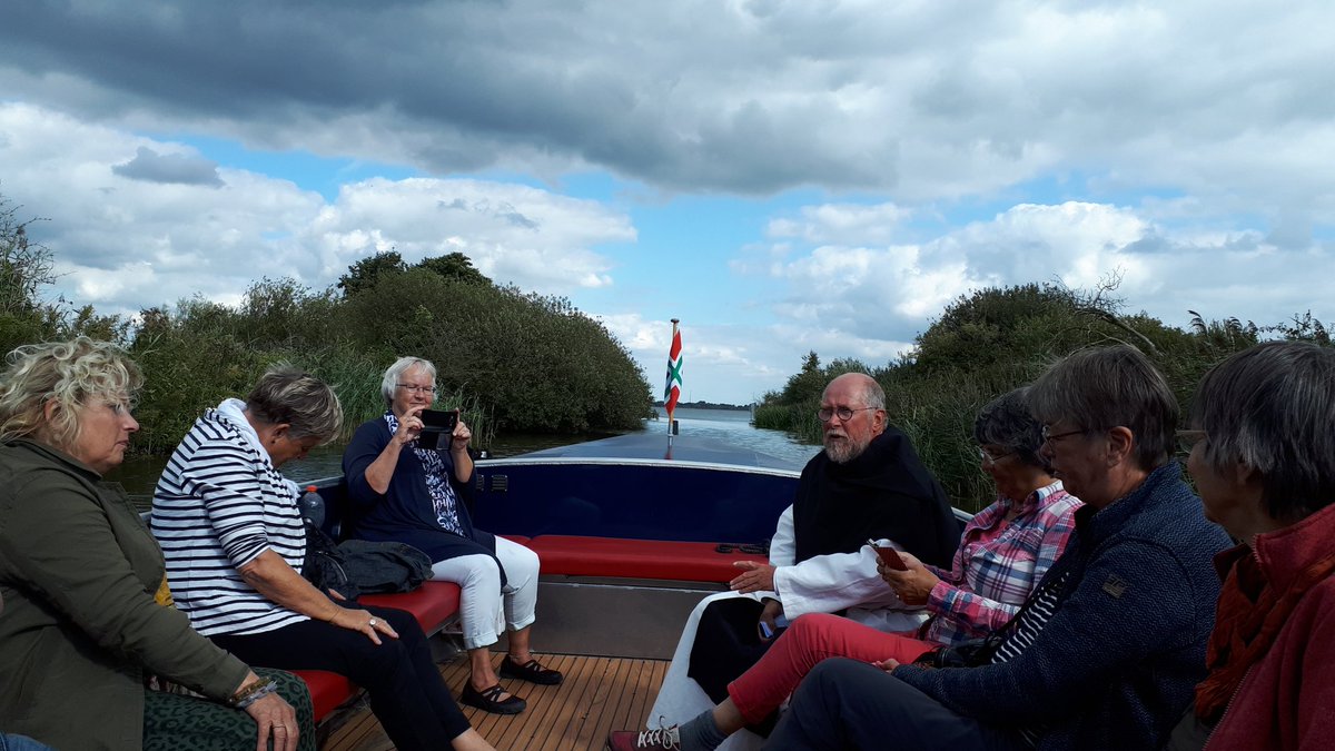 MariekeCreemer's tweet photo. Oude tijden herleven op de vaartocht van de #Lekenbroeders van klooster #Yesse in het Zuidlaardermeergebied. Erg leuk om dit als gids van @GR_Landschap en Lekenzuster mee te maken https://t.co/8LRxnKZWbO