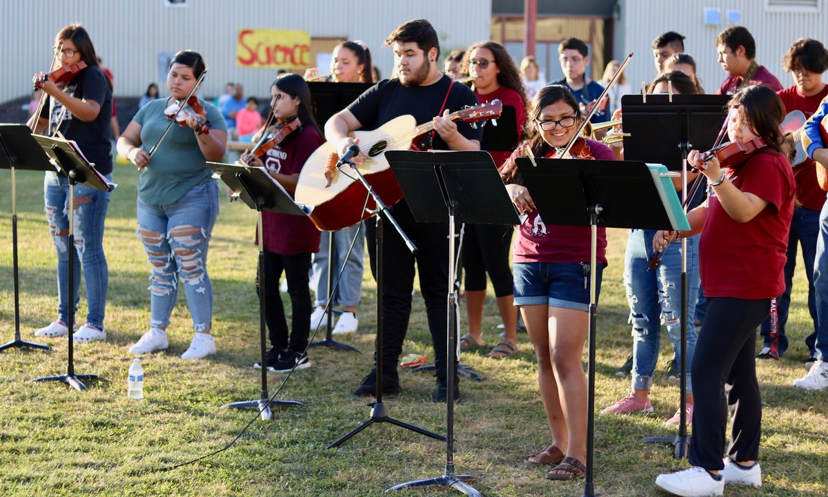 THEGSD200's tweet photo. Thank you to all the families who came out for last night's Fall Fling at GHS!
Those who attended got to see both the Mariachi & Pep bands perform, got dinner and had a chance to meet our teachers & see some of the amazing things are students are doing. #GSDProud #GreyhoundProud https://t.co/dFitTIoj2j