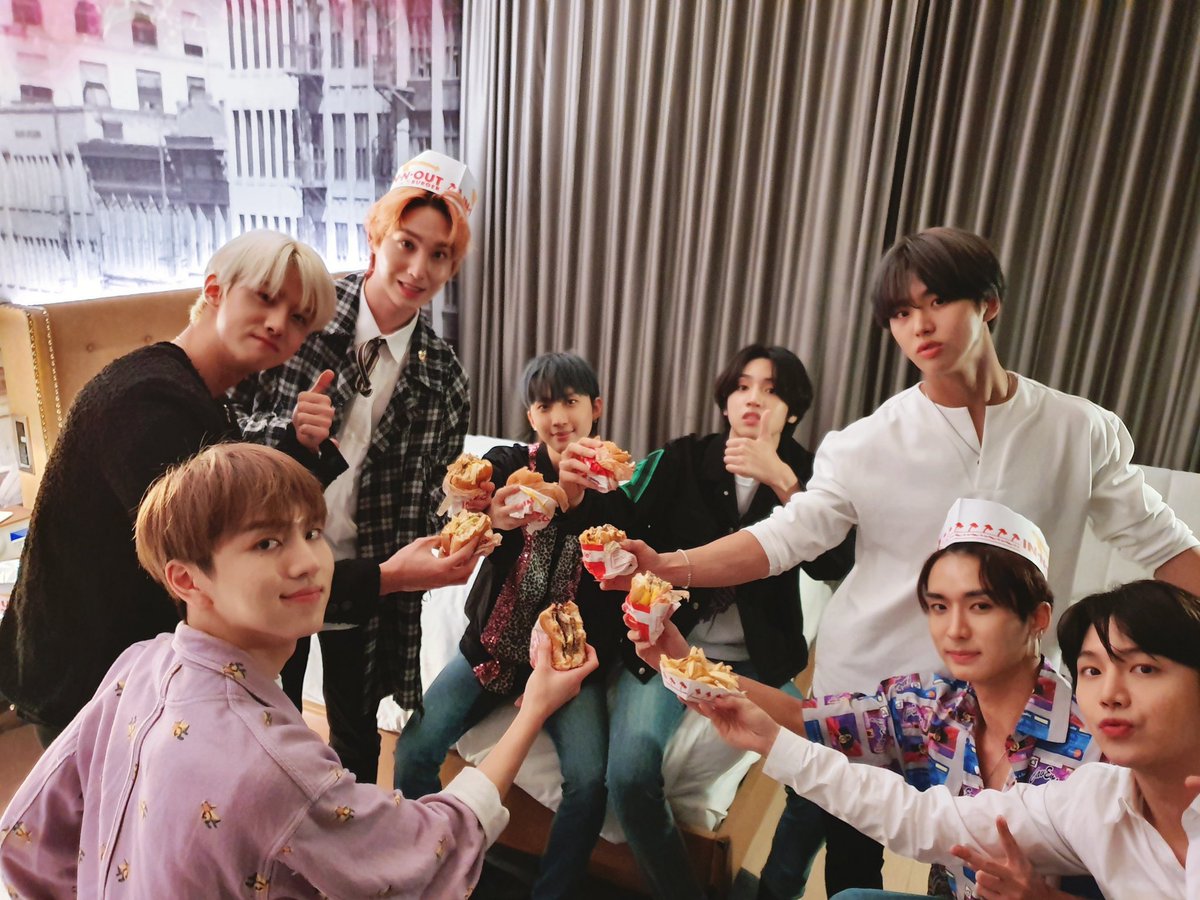 CUBE_PTG's tweet photo. [#펜타곤] Will you eat In-N-Out with us?😉 @discoverLA https://t.co/UbzDM9xuVD