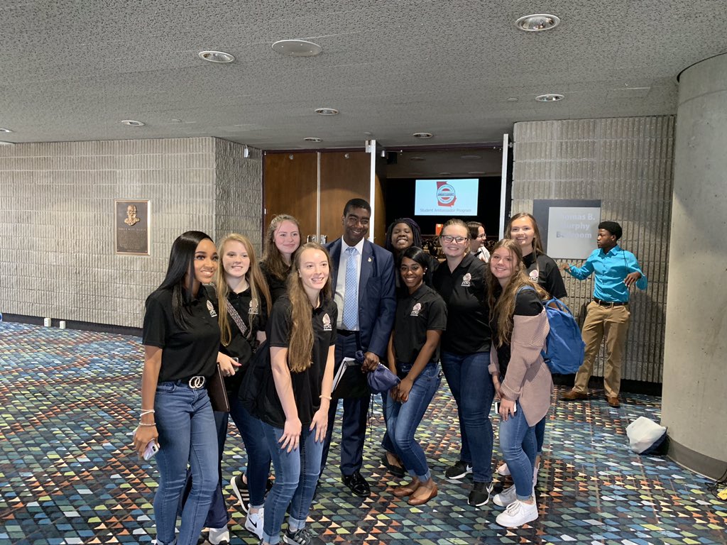 mrsjohnson_echs's tweet photo. @RedBlue2024 Thank you so much for taking the time to inspire the youth of Georgia! @ALLEN_ECHS https://t.co/wFt1n6ELDy