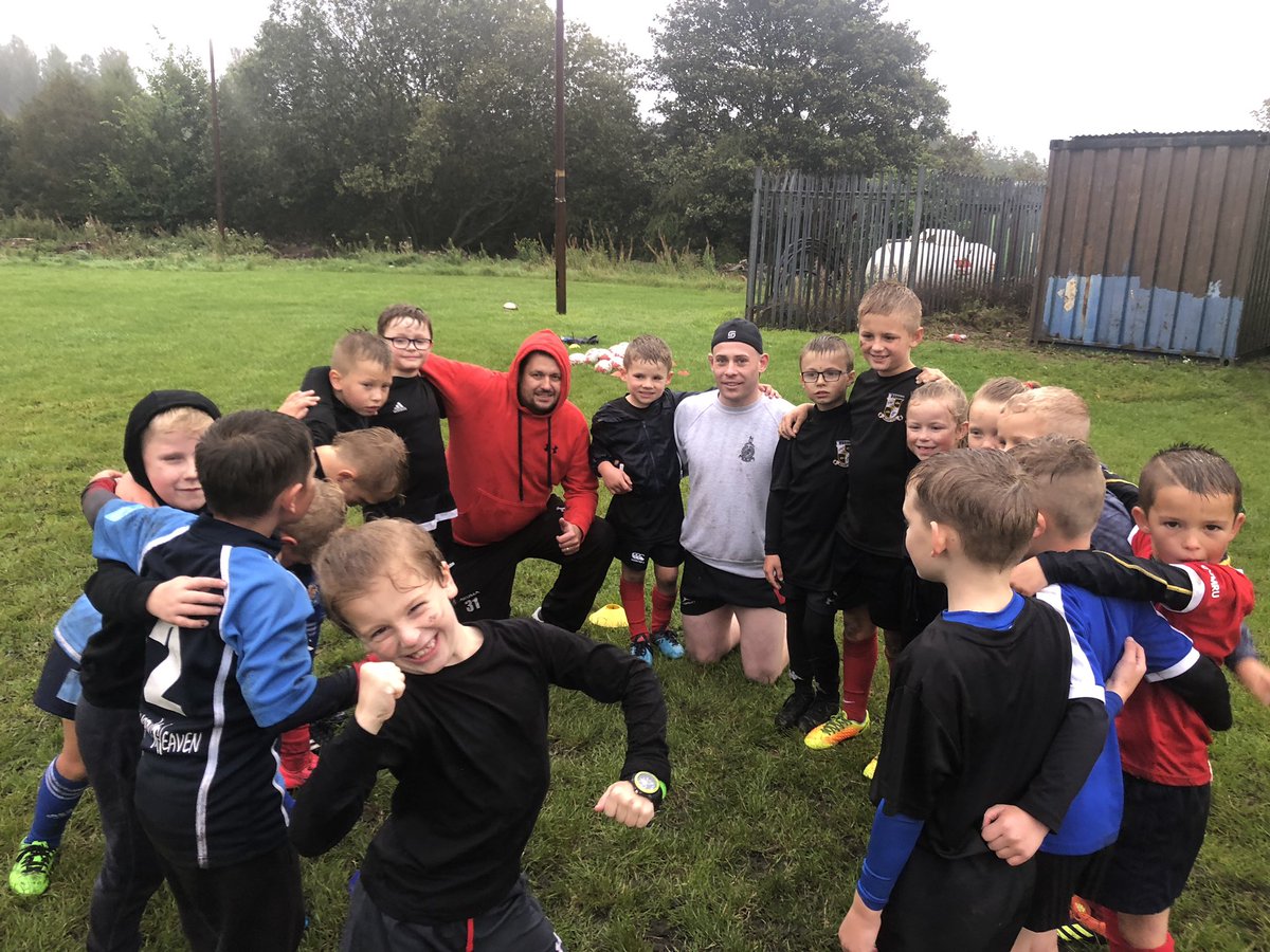 martyncooke19's tweet photo. A very wet CPD this evening @BullsBeaufort but great to see so many enthusiastic boys and girls take part in the Under 8’s CPD, some great skills on show. 🙌🏻🏉 #FutureStars #GreatDevelopment https://t.co/cjz3uj9yXa