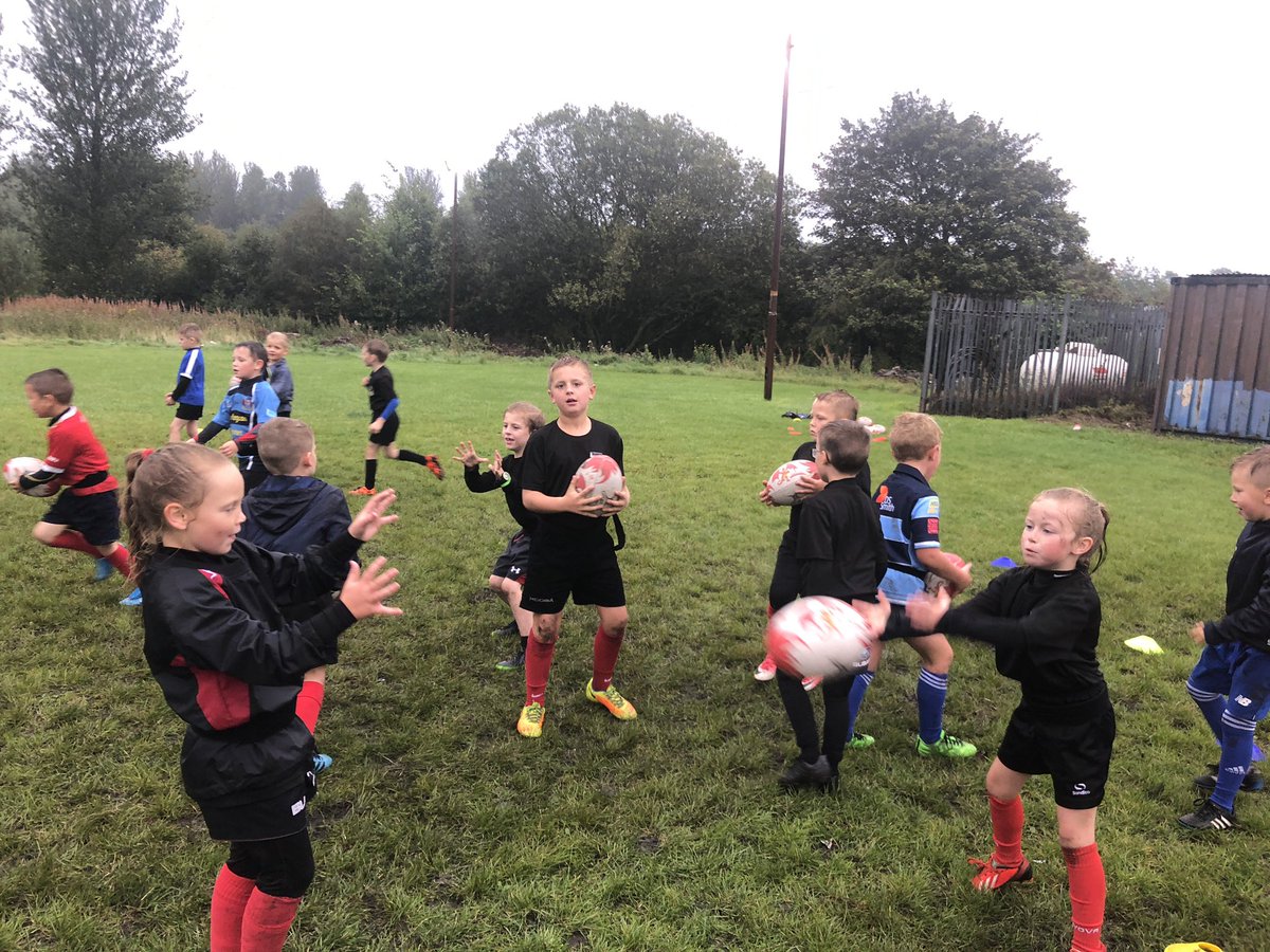 martyncooke19's tweet photo. A very wet CPD this evening @BullsBeaufort but great to see so many enthusiastic boys and girls take part in the Under 8’s CPD, some great skills on show. 🙌🏻🏉 #FutureStars #GreatDevelopment https://t.co/cjz3uj9yXa
