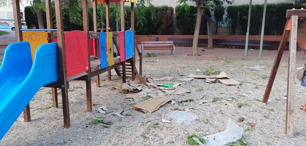 dmontiga's tweet photo. @AjBadalona #Badalona vergüenza de parque dos días después de la lluvia. Igual servicios de limpieza estuvieron muy ocupados ayer... Y esta mañana?? @mariadolorsa @AlcaldePastor... https://t.co/KRSPckpxDh