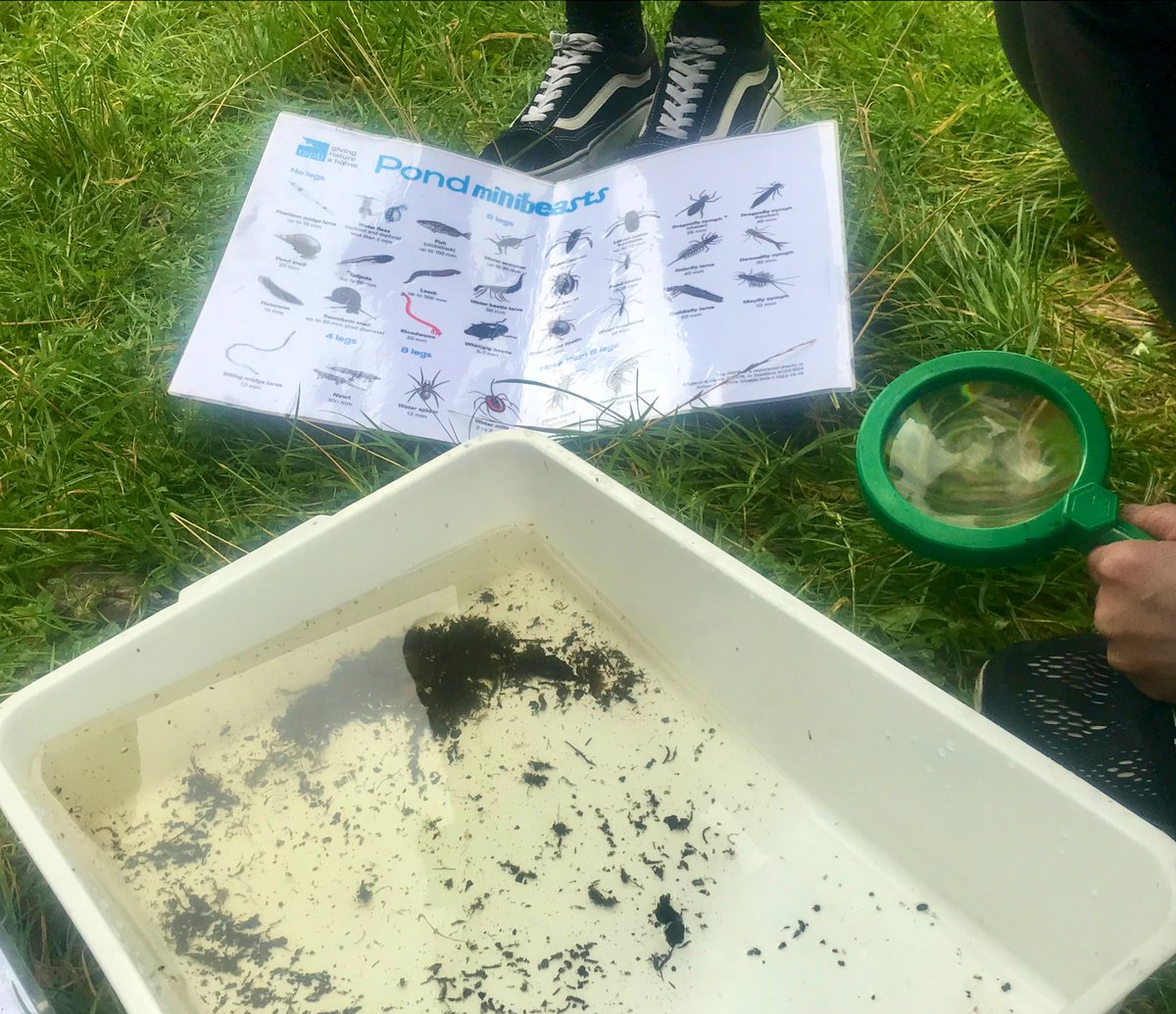 A little rain didn’t stop us having a great afternoon in kelvingrove Park learning about the importance of outdoor learning 🐛🍃🌼🌂 #RSPB #UofGPGDE