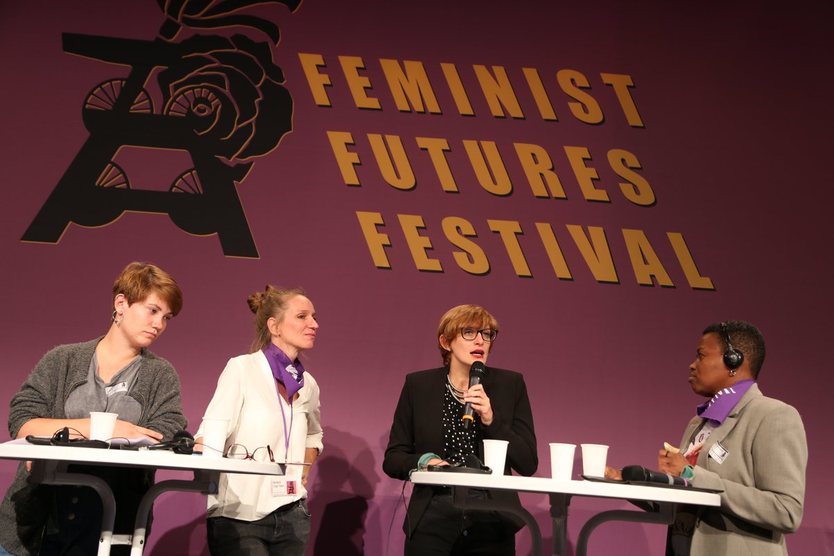rosaluxstiftung's tweet photo. Erstes Podium «Für einen #Feminismus für die 99 Prozent» des #FeministFutures Festivals über feministische Klassenkämpfe weltweit mit Flavia Tambor aus Brasilien, Cinzia Arruzza aus New York & Lea Knoff von #Students4Future & #AllefuersKlima https://t.co/zq8rxkLDFP