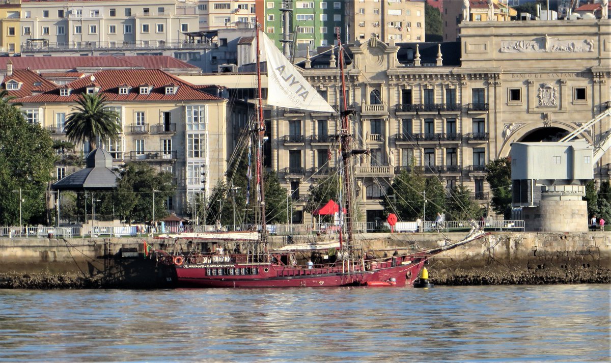 JAVIERCASTRO96's tweet photo. Algunos de los barcos atracados hoy en la Bahía de Santander con motivo de la celebración del III Festival del Mar: galeón "Andalucía", el velero bergantín "Pelican of London", la goleta "Atyla" y el bonitero "Mater" @FestivalMarSDR https://t.co/Upg4rFE8wN