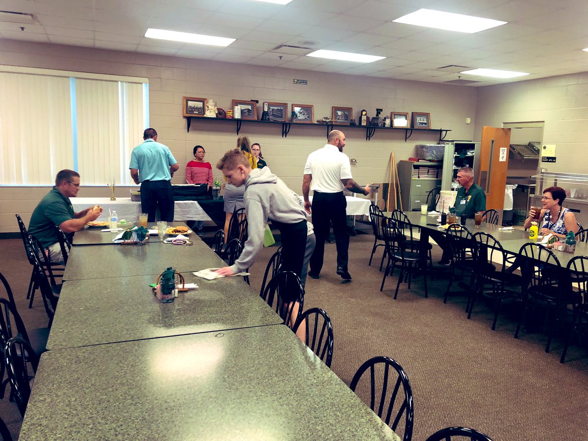 Always enjoy the lunch invitation to the House of Forest.  The Chefs and students deliver TOP NOTCH food, service and an inviting atmosphere. Great job students and thanks for a delicious lunch! <a href="/FHS_WildcatLife/">Forest High School</a> @Grantham_Greats <a href="/wkmcateer4/">William McAteer</a> <a href="/ryan_bennett16/">Ryan Bennett</a>