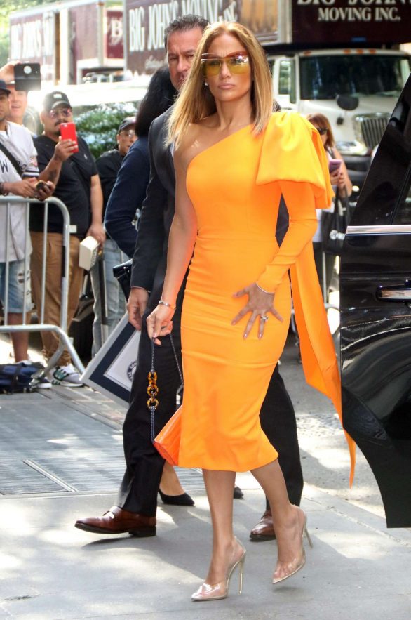 gettinggorjess's tweet image. Jennifer Lopez has been busy promoting her new film #Hustlers this week in NYC 🎬⭐️ Giving us one fabulous look after another 👗👠 Wearing #AlexPerry, @MaisonValentino, @TOMFORD + many more bit.ly/2ikrSyA Styled by @robzangardi &amp;amp; @MARIELhaenn  #JLO