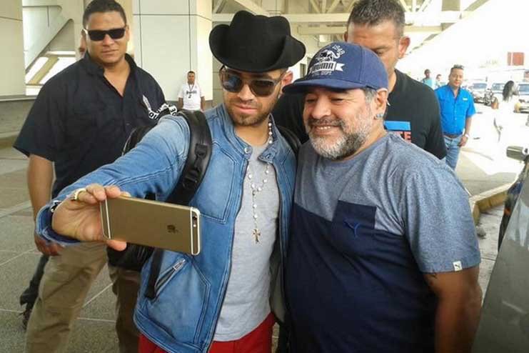 musicatop9's tweet photo. #12sep Nacho envuelto en polémica al tomarse foto con el famoso Diego Armando Maradona 😱 https://t.co/pZTLq55tgo