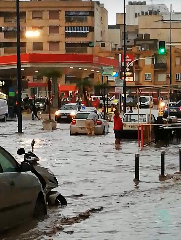 COPE Lorca/Águilas (@copelorca) on Twitter photo ⚠️ Alerta Roja.
El agua empieza a complicar el tráfico en <a href="/AYUNTAGUILAS/">AYTO. DE ÁGUILAS</a>.
Así está la entrada al municipio en estos momentos.
Durante toda la noche se espera que continúen las precipitaciones. ⚠️ Alerta Roja.
El agua empieza a complicar el tráfico en <a href="/AYUNTAGUILAS/">AYTO. DE ÁGUILAS</a>.
Así está la entrada al municipio en estos momentos.
Durante toda la noche se espera que continúen las precipitaciones.