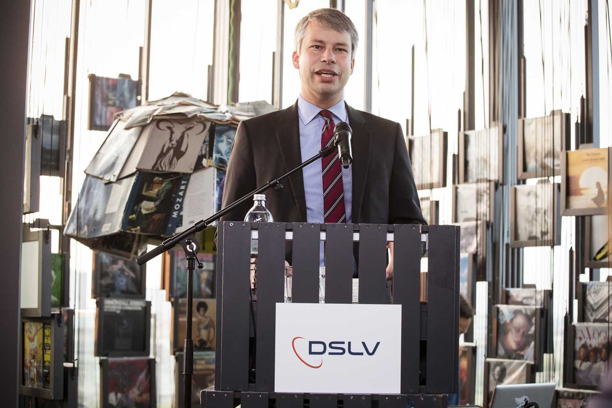 DSLV_Berlin's tweet photo. #DSLV-#Unternehmertag2019: PSts @SteffenBilger spricht am Begrüßungsabend zur aktuellen Verkehrs- und Umweltpolitik und lobt die Branche: "Ohne Sie würde gar nichts gehen. Danke, dass Sie Deutschland am Laufen halten!" @BMVI #monkeybarberlin https://t.co/LH7Tw6KXjA