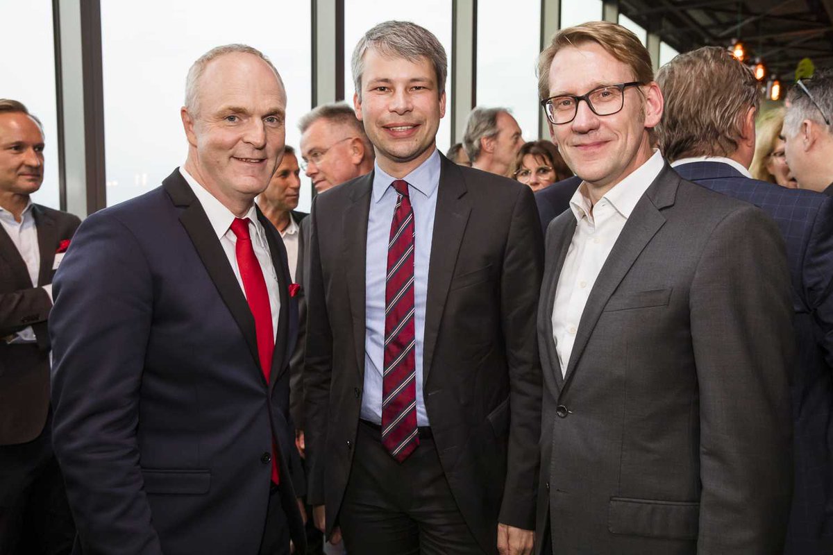 DSLV_Berlin's tweet photo. #DSLV-#Unternehmertag2019: PSts @SteffenBilger spricht am Begrüßungsabend zur aktuellen Verkehrs- und Umweltpolitik und lobt die Branche: "Ohne Sie würde gar nichts gehen. Danke, dass Sie Deutschland am Laufen halten!" @BMVI #monkeybarberlin https://t.co/LH7Tw6KXjA