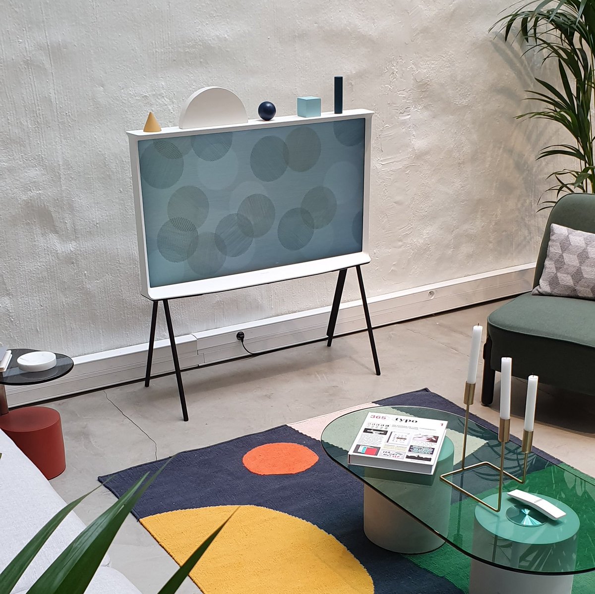 SamsungFR's tweet photo. Le deuxième salon #Arty, imaginé par @NotreLoft, a pour pièce maîtresse #TheSerif https://t.co/XggP7JeRdQ