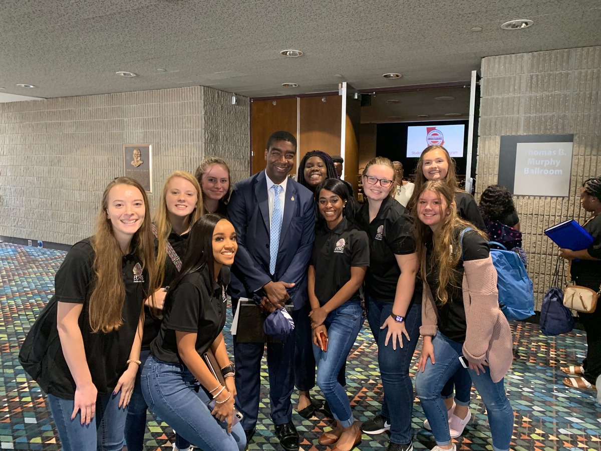 RedBlue2024's tweet photo. I I want to thank Georgia Secretary of State Raffensperger and his staff for inviting me to speak at their student ambassador program, more states should look at this program to get young people involved in the election process. #GASOSAmbassadors https://t.co/O2ul7m4nyz