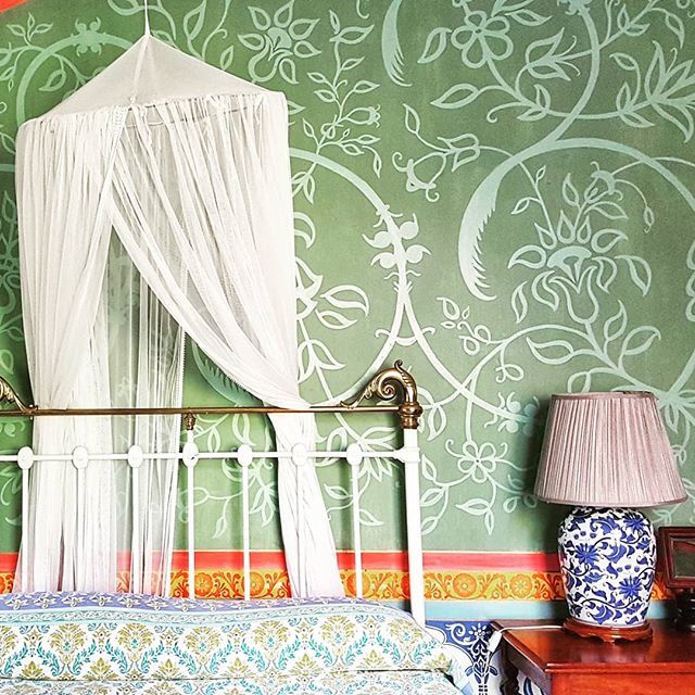 There's something exceptionally special about sleeping in a bed that is surrounded by love &amp; attention to detail and 💚💚 No wallpaper in sight, just incredible creativity and artistic expression in these hand painted walls and this lovingly decorated … ift.tt/2URIGzl