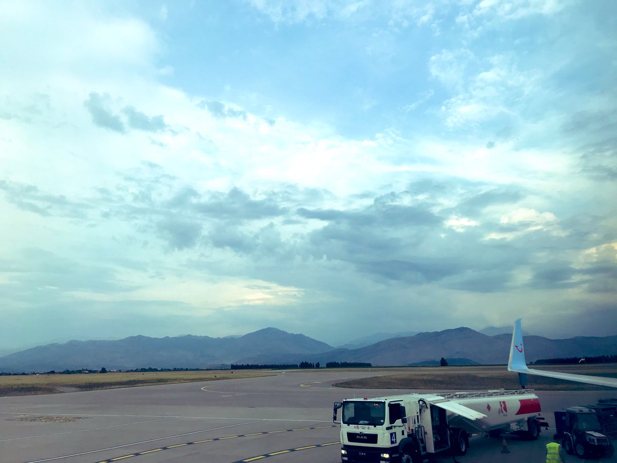 benfoxy123's tweet photo. Chasing the #sunset back from #Podgorica #Montenegro last night into @manairport, what a #stunning place, great arrival through the valleys too✈️ #newdestination for me
#B737 #avgeeks #pilotlife #flightdeckviews #officeview https://t.co/BCMbKTqNW6