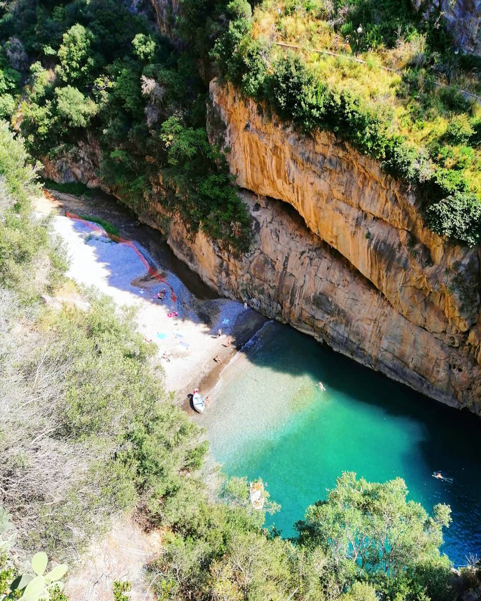 Parece de mentira, pero es de verdad. Es una playa escondida entre Positano y Amalfi. Cuesta encontrar estacionamiento, hay que saltar una pared y bajar varios escalones. Pero a veces lo que más cuesta nos trae las mayores gratificaciones. Y ésta se te queda grabada en la piel.