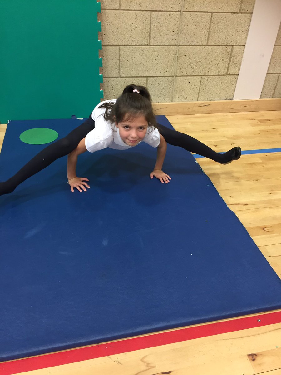 Mrs_Wilson1979's tweet image. Excellent balance and control from our Primary 7/6 pupils @calderbridgeps 🌟🤸🏽‍♀️🌟#activecalderbridge #balanceandcontrol @MissRangeley