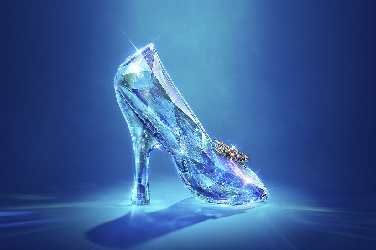 SevillaROS's tweet image. Es muy curioso que todo elemento sobrenatural desapareciera del libreto. En lugar del hada madrina por ejemplo aparece un filósofo, quien le proporciona a la protagonista un vestido de baile y el carruaje. Los zapatos de cristal los sustituye un simple brazalete.

#GeniosROSS