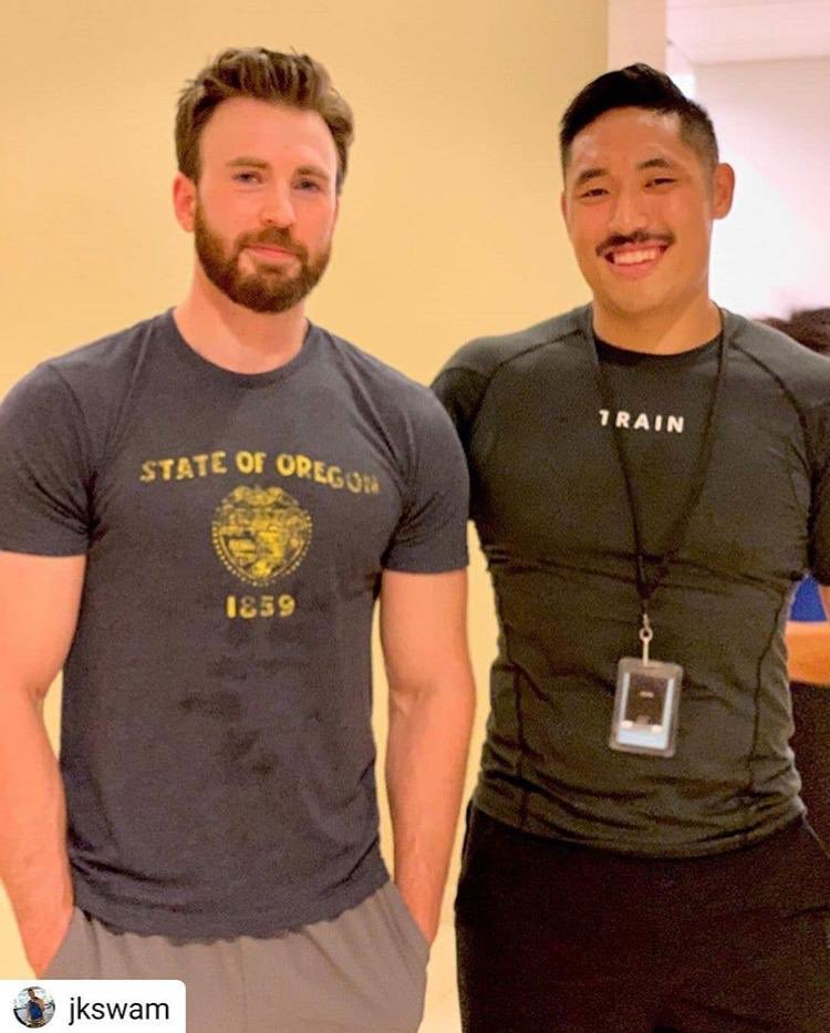 HeyitsNat_A's tweet photo. He looks so soft 😍😍😭😭❤️❤️ #ChrisEvans #ActionMovieActor #PCAs https://t.co/b3pHp9L1WF