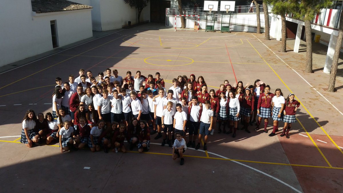 FEFCCriptana's tweet photo. La ESO comienza hoy las clases con gran ilusión.😃 
Os deseamos un buen inicio de curso 2019-2020.
!Bienvenidos a todos!
#reencuentros #compañeros #ilusión #amistad #colegio #backtoschool #vueltaalcole #fefcoll #campodecriptana https://t.co/cJpdQDpiQj