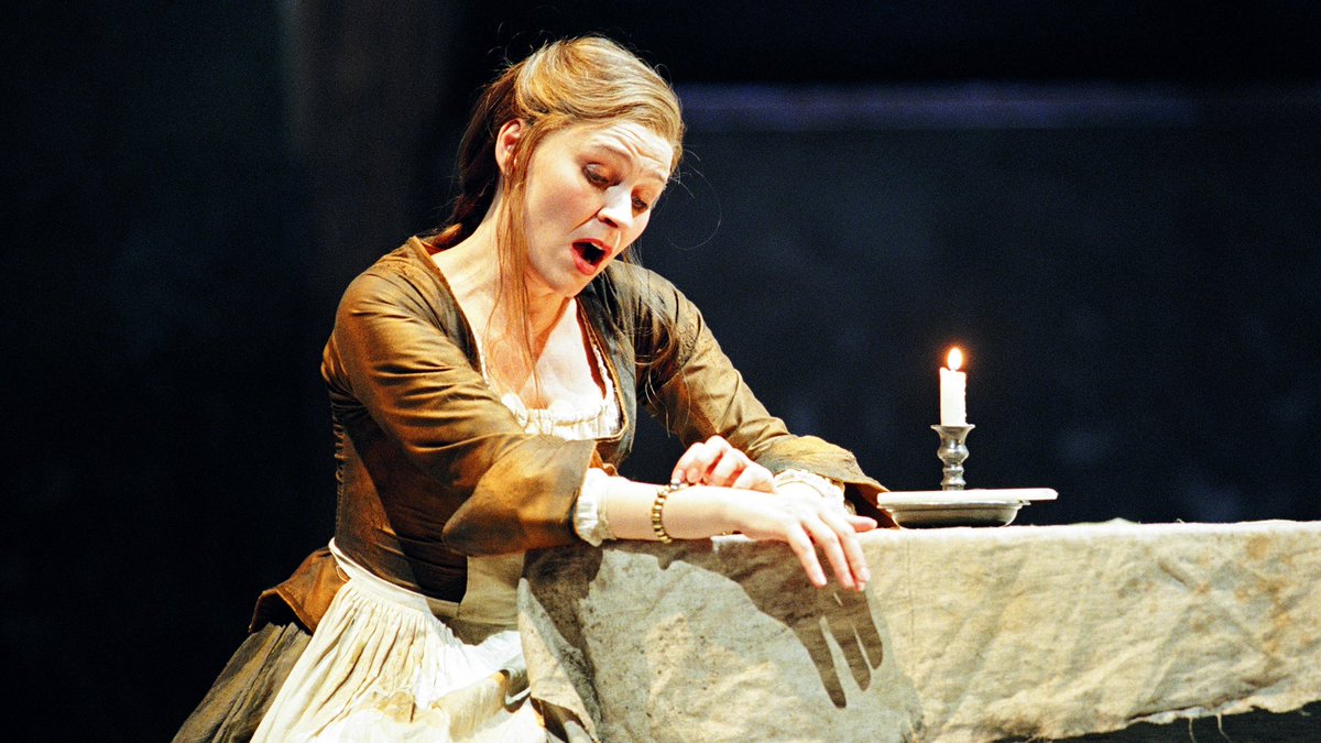 SevillaROS's tweet image. La música fue escrita en 24 días y #Rossini desarrolla aquí uno de sus títulos más sólidos. No puede adscribirse por completo a la ópera bufa, dada la dramática situación de la protagonista. Por ello, la partitura se define como un “drama jocoso”. 

#GeniosROSS