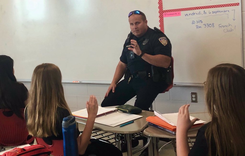 In honor of 9/11, Ms. Kock invited our building’s first responder, Officer Singleton, into her American Sign Language class to learn to sign emergency-related words with her students. #ffstribetotassel2023