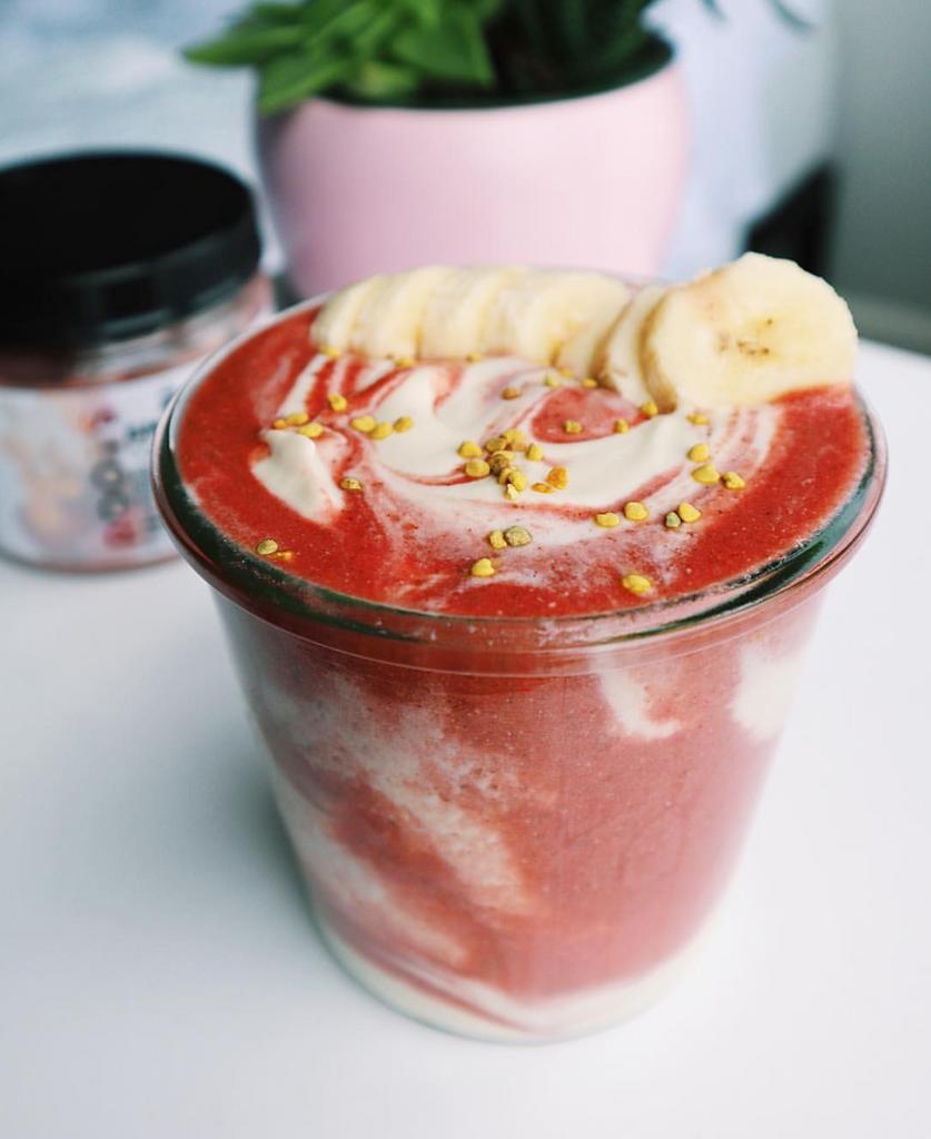 Did your breakfast smoothie look this good too? 🤩⁠
⁠
Smoothie creds:@kaleandkravings