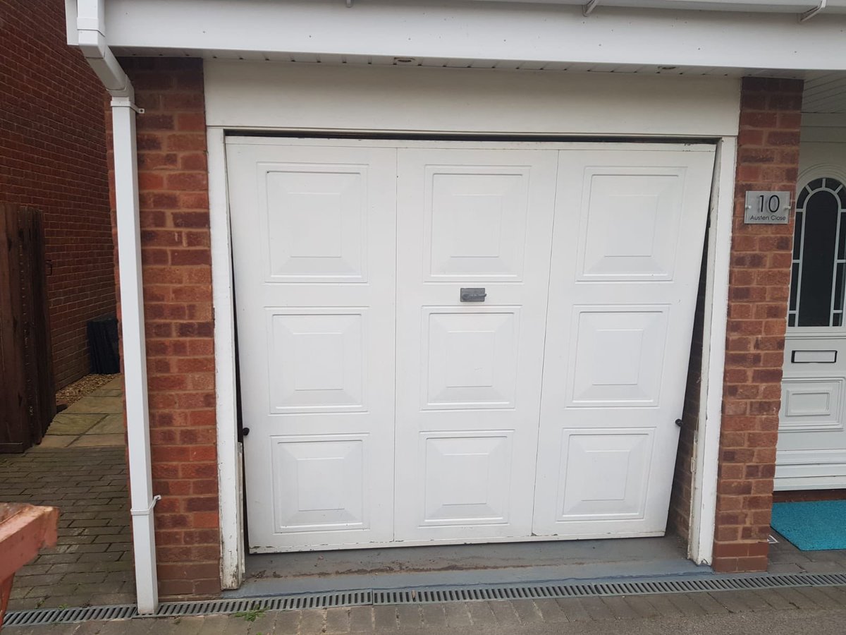 ✨TECKENTRUP SECTIONAL ✨

Another fantastic transformation carried out by our team today!
Teckentrup automated sectional, 40mm thick double skinned steel insulated panels with new steel frame. 02476353002. nuneatongaragedoors.co.uk