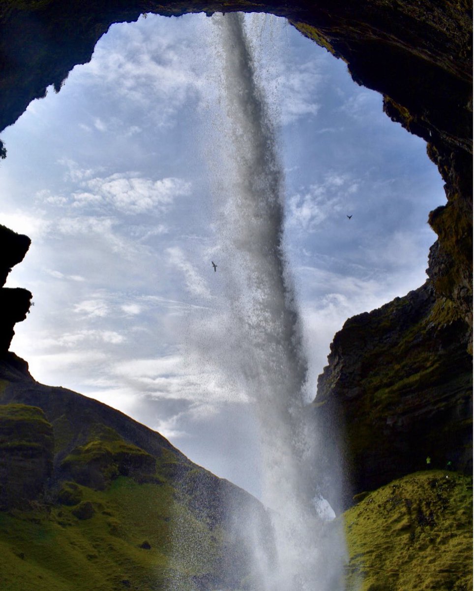 tasminschofield's tweet photo. #WaterfallsofIceland https://t.co/U32sbMyJRb