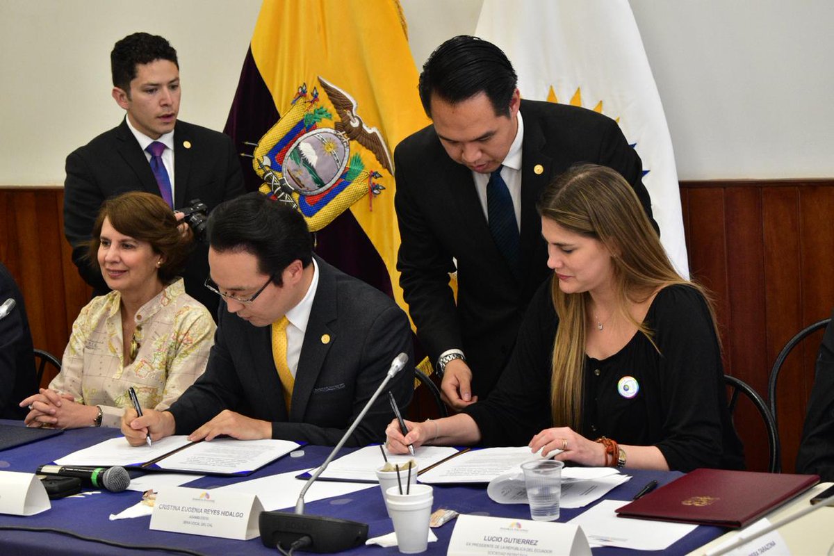 CristinaReyesec's tweet photo. Junto a @rosaliaarteaga y @hwpl_kr hemos suscrito un acuerdo para impulsar iniciativas en pro de la paz. Tengo el honor de haber sido la anfitriona de este evento que, desde la mitad del mundo, celebra la 5ta Cumbre para reivindicar esta lucha. https://t.co/OguMvZ6qIs