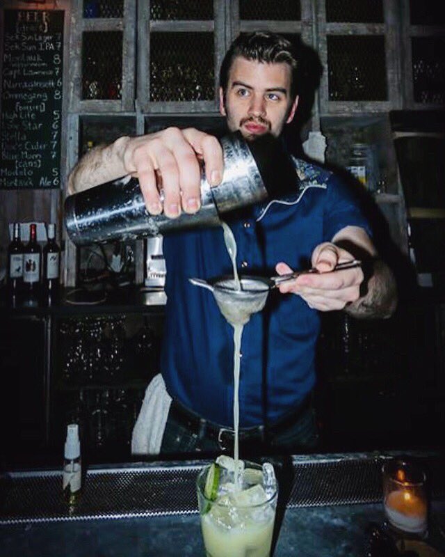 sekendsun's tweet photo. cloudy with a chance of cocktails 🍸💦 tonight: $7 wings and 20% off for industry pros after 9pm. https://t.co/Xy6sIjG4vf