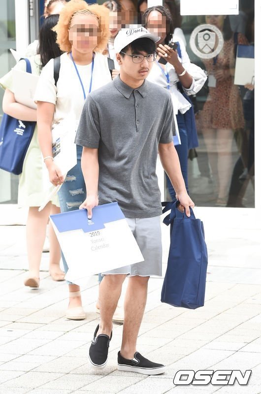 allkpop's tweet photo. Foreign Paparazzi harass Maddox Jolie-Pitt at Yonsei University + netizens voice their annoyance https://t.co/riMPXqbpXS https://t.co/HcpN6yDL6H