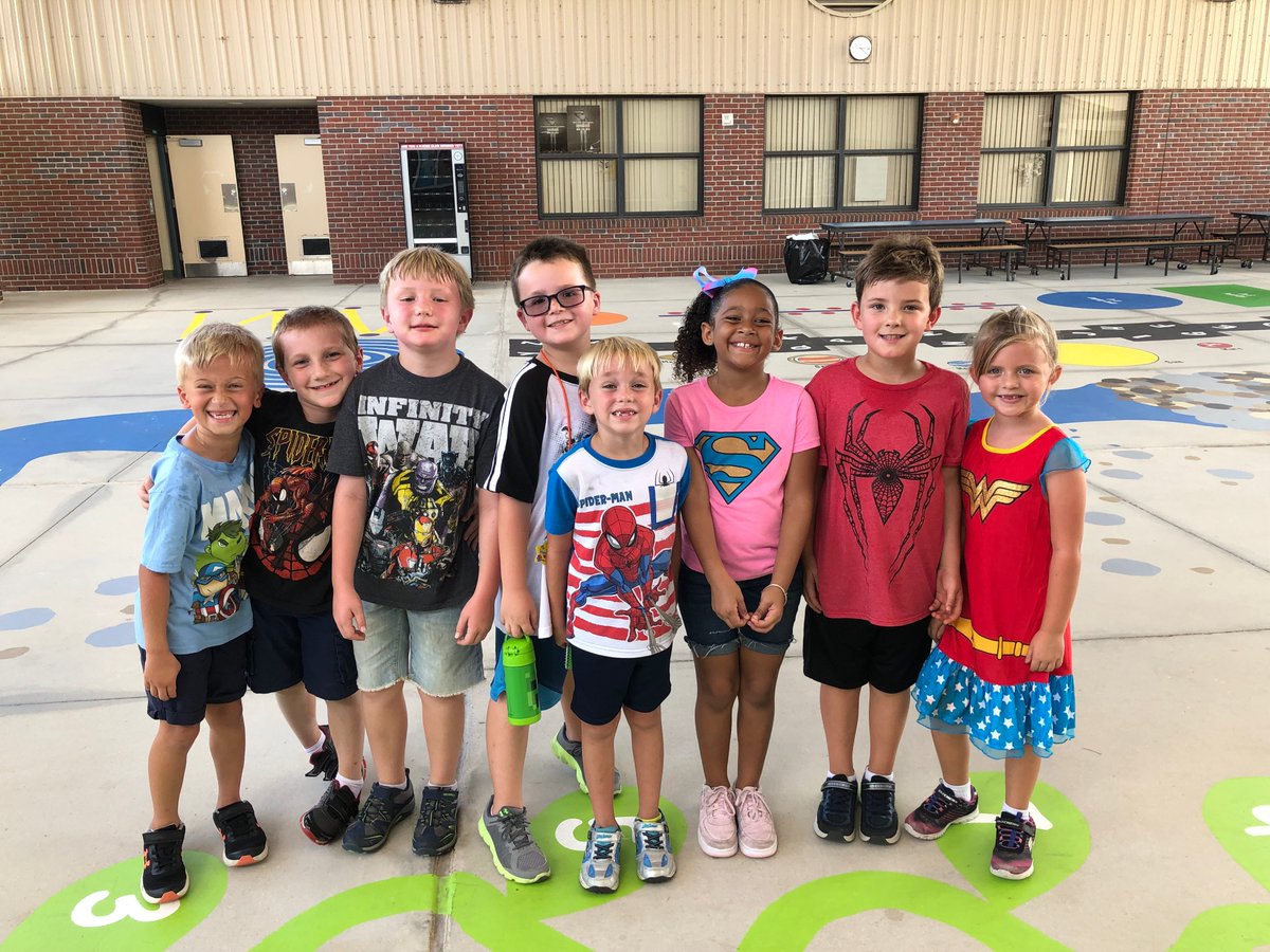 UmatillaElem's tweet photo. UES students dressed in their favorite Super Hero attire today in support of Attendance Awareness Week. #WeBelongInSchool @UmatillaElem @lakeschools https://t.co/Le3vRXOM5T