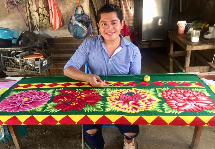 Uživatel Secretaría de Cultura na Twitteru: „#ReconocimientoEsHomenaje ???? Las flores protagonizan los bordados zapotecas de Juchitán, en el Istmo de Tehuantepec, #Oaxaca. La elaboración de estas prendas conlleva un largo proceso con Uživatel Secretaría de Cultura na Twitteru: „#ReconocimientoEsHomenaje ???? Las flores protagonizan los bordados zapotecas de Juchitán, en el Istmo de Tehuantepec, #Oaxaca. La elaboración de estas prendas conlleva un largo proceso con