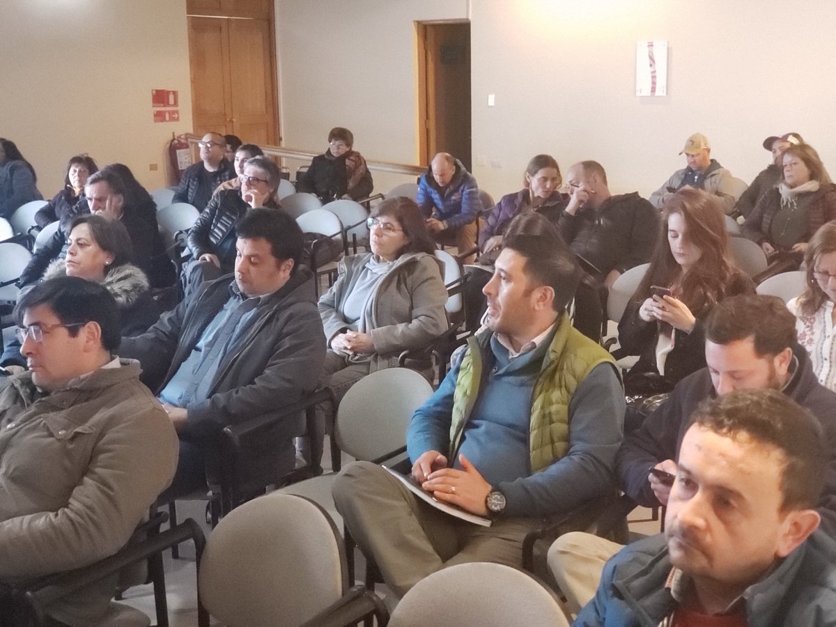 sernaturaysen's tweet photo. Juntos por el #Turismo en #AysenPatagonia 

Autoridades regionales junto al sector público y privado se reúnen en el Seminario #TurisMop para conocer las obras más importantes que se ejecutarán para fortalecer el desarrollo de la actividad turística en el destino https://t.co/Hm7AU9Y6Di