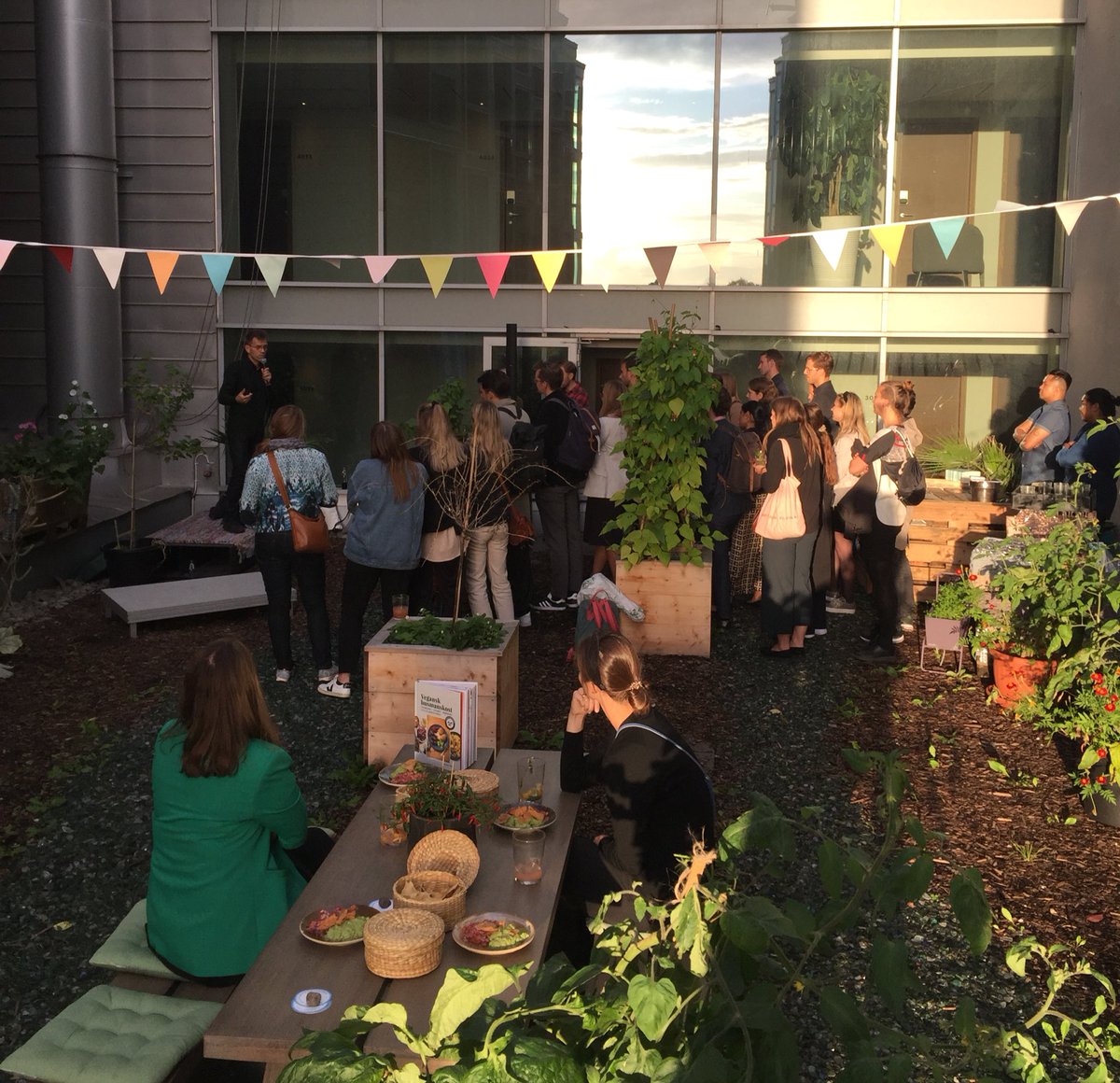 ”Det är inte organisationers ekonomi, storlek eller politiska inriktning som avgör om de lyckas med klimatarbetet. Det är eldsjälarna. Så var rädd om dem!"

<a href="/mattiasgoldmann/">Mattias Goldmann</a> inspirerar på vårt event för nätverket Young Sustainable Professionells på Söders Trädgård.