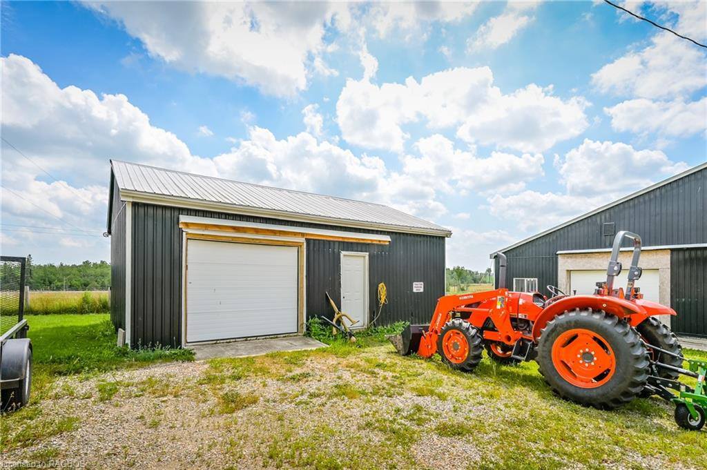 TaunyaMB's tweet photo. 492436 Southgate Rd 49 *$990,000*.Beautiful hobby farm located in Southgate. This lovely 3500 square has it all inside and out!Approximately 50-60 workable acres and 20 acres of bush-bank barn,6 stalls, tack room, 3 paddocks, electric fencing 519 217-6747 https://t.co/2cVErfK20N https://t.co/J77g5bNIYD