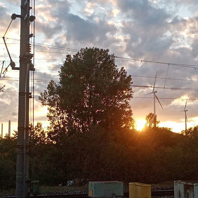 Dienstheld's tweet photo. :) Happy Friday #windenergie #windenergieanlage #energie #Strom #Ka #karlsruhepics #karlsruhecity #kadetails #Karlsruhe #karlsruher #karls #kadetails, Das Bild zeigt den Sonnenuntergang im Hintergrund zwei Windkrafträder https://t.co/fhp7byGKz7 https://t.co/bH14fgIM2P