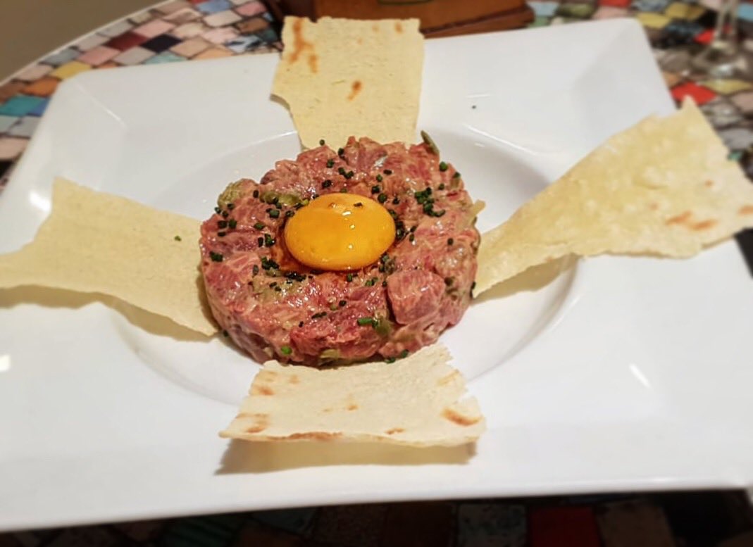 ¡Vaya homenaje el de esta noche con nuestro #SteakTartar de #Vaca con Yema curada y #Pan carasatu! 😋 ¿Tú también quieres probarlo? 
#Rocala #foodies #foodies #gastrosevilla #saliracenar #sevillahoy #restaurantessevilla