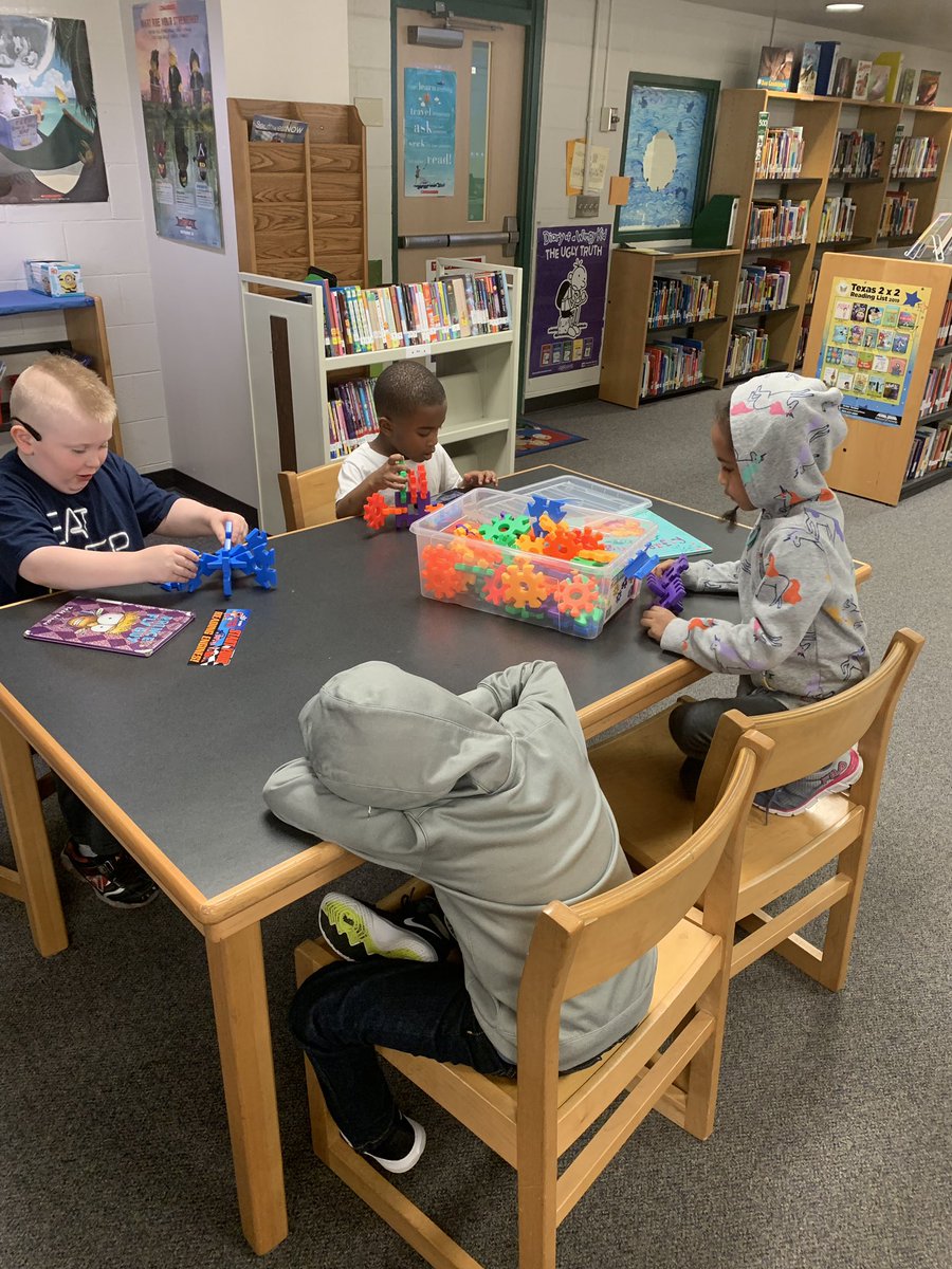 FairmeadowsElem's tweet photo. Ms. Moore’s students visited the library to get books today and had time to get a little creative as well!! #Makerspace #WeGrowReaders #WeGrowThinkers #WeAreFairmeadows https://t.co/1KXGIu9t8b