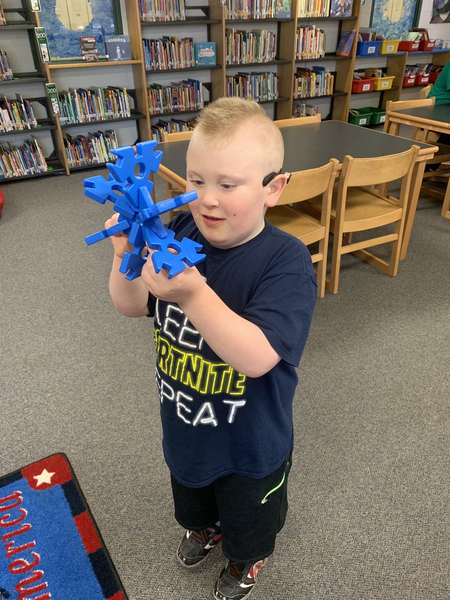 FairmeadowsElem's tweet photo. Ms. Moore’s students visited the library to get books today and had time to get a little creative as well!! #Makerspace #WeGrowReaders #WeGrowThinkers #WeAreFairmeadows https://t.co/1KXGIu9t8b
