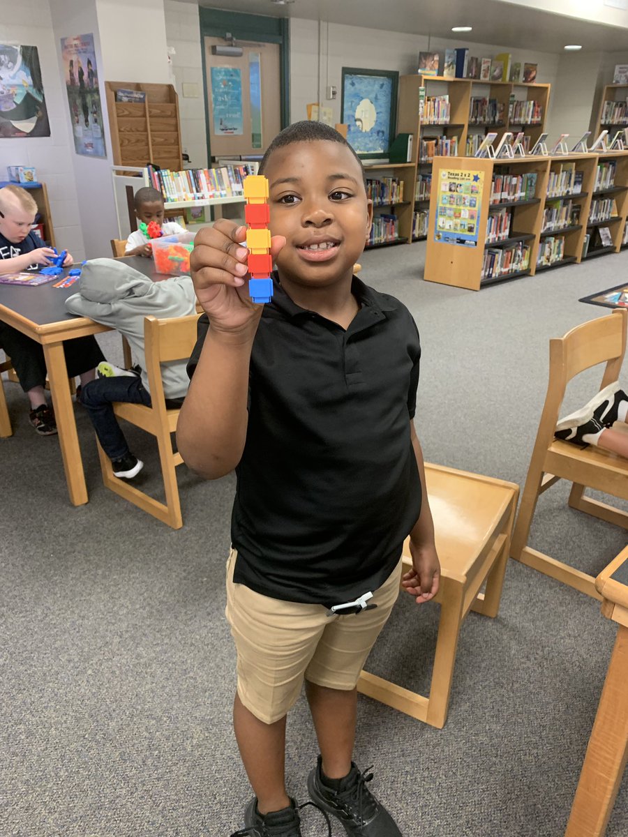 FairmeadowsElem's tweet photo. Ms. Moore’s students visited the library to get books today and had time to get a little creative as well!! #Makerspace #WeGrowReaders #WeGrowThinkers #WeAreFairmeadows https://t.co/1KXGIu9t8b
