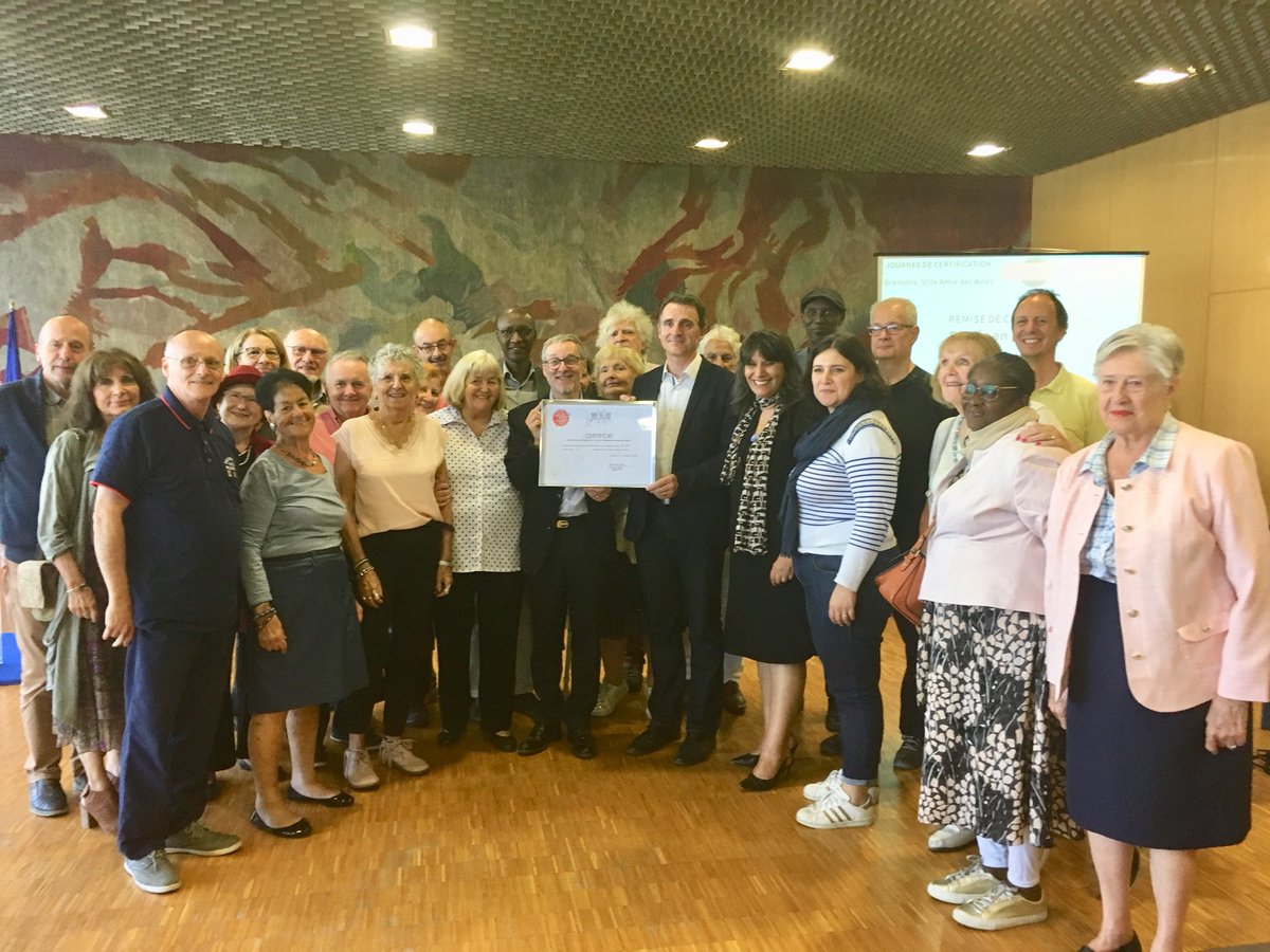 KheiraCapdepon's tweet photo. Aujourd’hui à la mairie de Grenoble le @RFVAA a remis le certificat d'entrée dans la deuxième phase de la démarche Villes Amies des Aînés au Maire de Grenoble en présence de l’Adjointe aux personnes âgées et l’intergénérationnelle #teamVADA❤️ https://t.co/La0CBsZh8B
